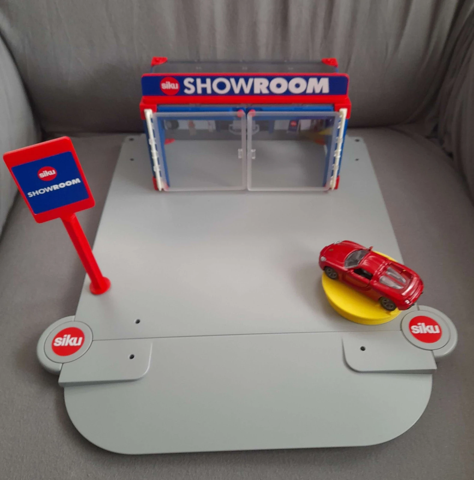 5504 Car Showroom