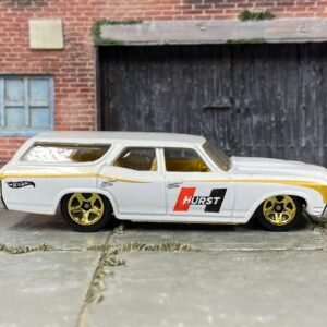 Loose Hot Wheels - 1970 Chevy Chevelle SS Wagon - Pearl White HURST Shifter Livery