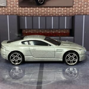 Loose Hot Wheels - Aston Martin V8 Vantage - Silver