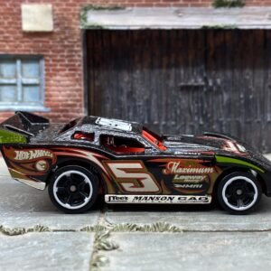 Hot Wheels Maximum Leeway Black Dirt Modified | Oval Track Race Car