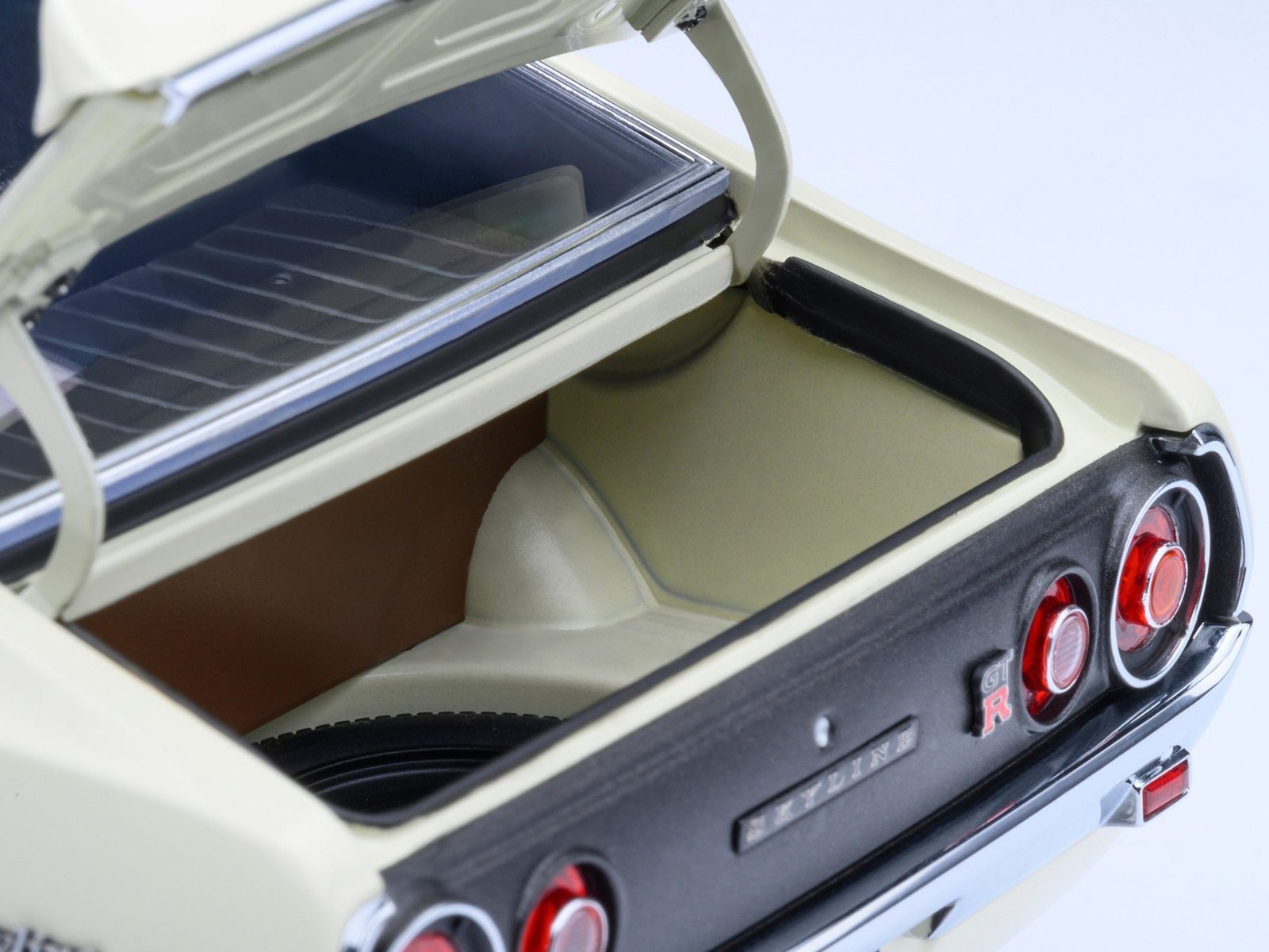 Nissan Skyline 2000GT-R (KPGC110) Tuned Version RHD (Right Hand Drive) White 1/18 Model Car Autoart Diecast Model collector model product image