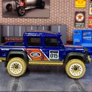 Loose Hot Wheels - 2015 Toyota Land Rover Defender Double Cab - Blue and Red
