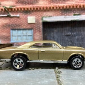 Loose Hot Wheels 1967 Pontiac GTO Dressed in Gold and White