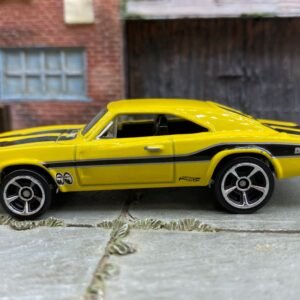Loose Hot Wheels - 1969 Dodge Charger 500 - Yellow and Back Mooneyes