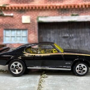 Loose Hot Wheels - 1969 Pontiac GTO - Black and Yellow