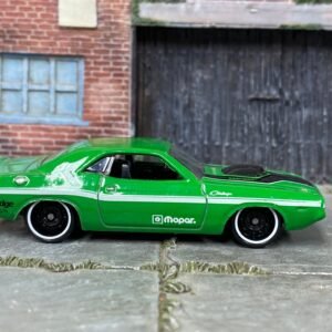 Loose Hot Wheels - 1970 Dodge Challenger - Green, Black and White