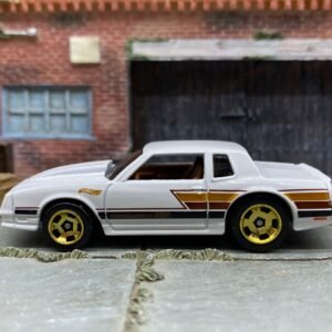 Loose Hot Wheels - 1986 Chevy Monte Carlo SS - White, Black and Gold