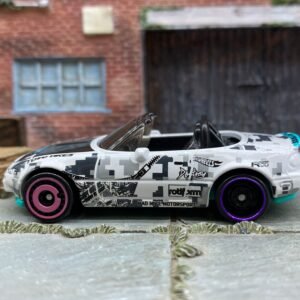 Loose Hot Wheels - 1991 Mazda MX-5 Miata - White, Black and Green