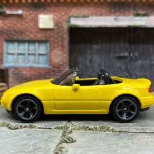 Hot Wheels 1991 Mazda MX-5 Miata - Yellow