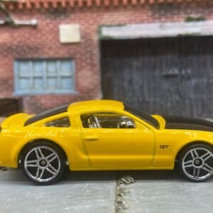 Loose Hot Wheels - 2005 Ford Mustang GT - Yellow and Black