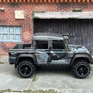 Loose Hot Wheels - 2015 Toyota Land Rover Defender Double Cab - Gray Camo