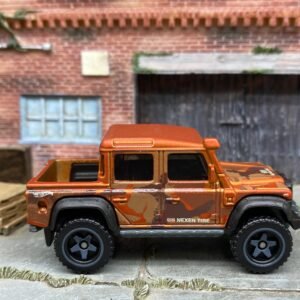 Loose Hot Wheels - 2015 Toyota Land Rover Defender Double Cab - Orange Camo