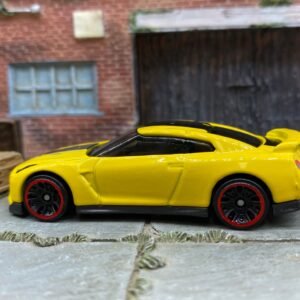 Loose Hot Wheels 2017 Nissan GT-R R35 - Yellow and Black