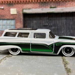 Loose Hot Wheels - 8 Crate Ford Station Wagon - White and Green
