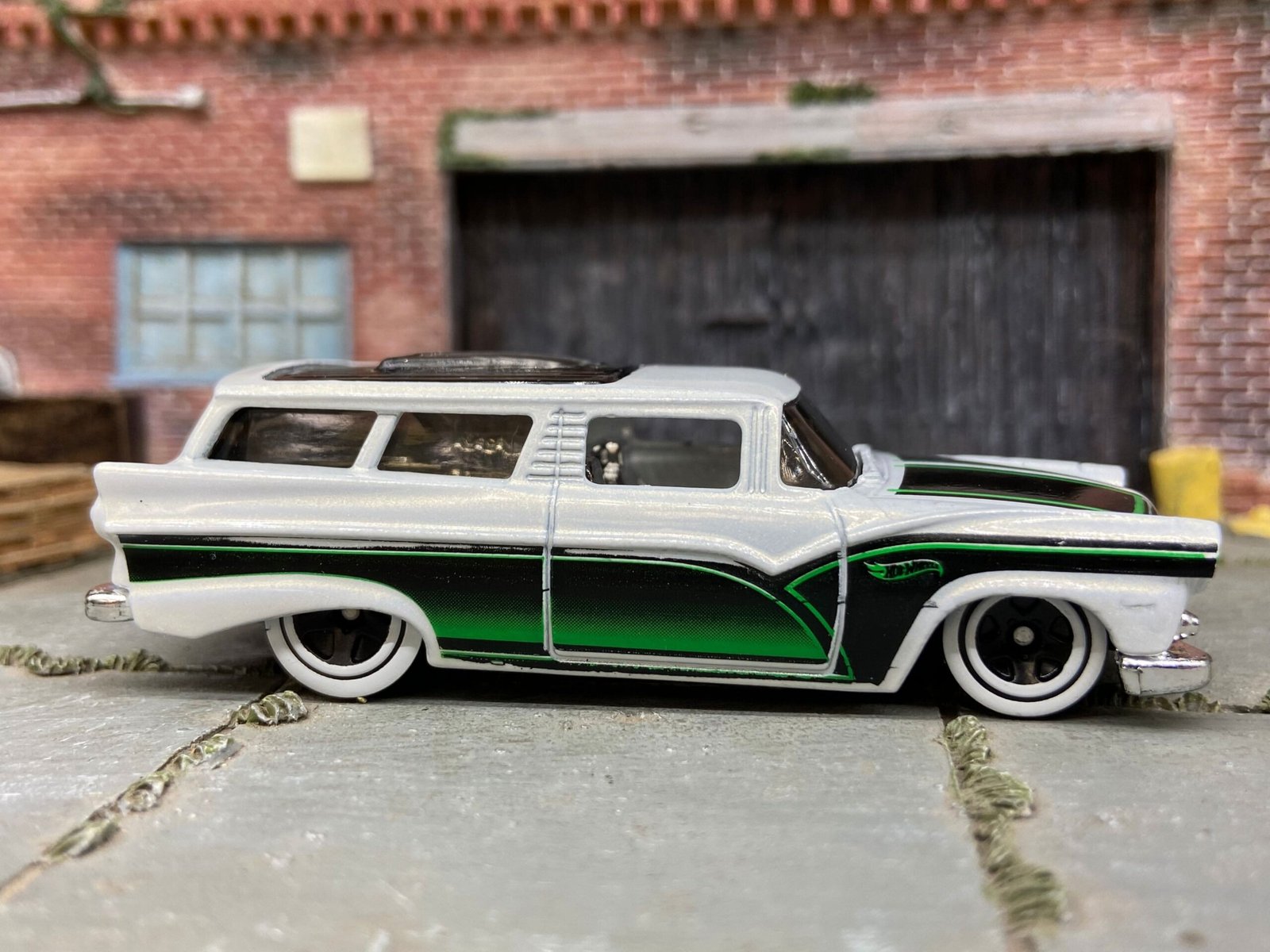 Loose Hot Wheels - 8 Crate Ford Station Wagon - White and Green