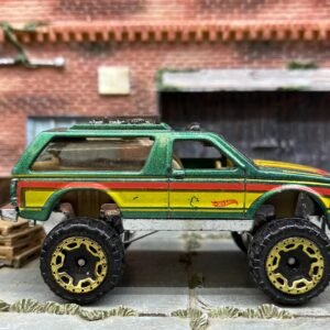 Loose Hot Wheels Chevy Blazer 4×4 Dressed in Green and Yellow