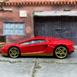 Loose Hot Wheels - Lamborghini Aventador LP 700-4 - Red and Gold