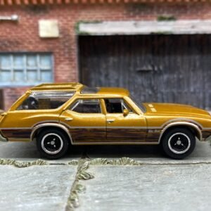 Loose Matchbox - 1971 Oldsmobile Vista Cruiser - Brown