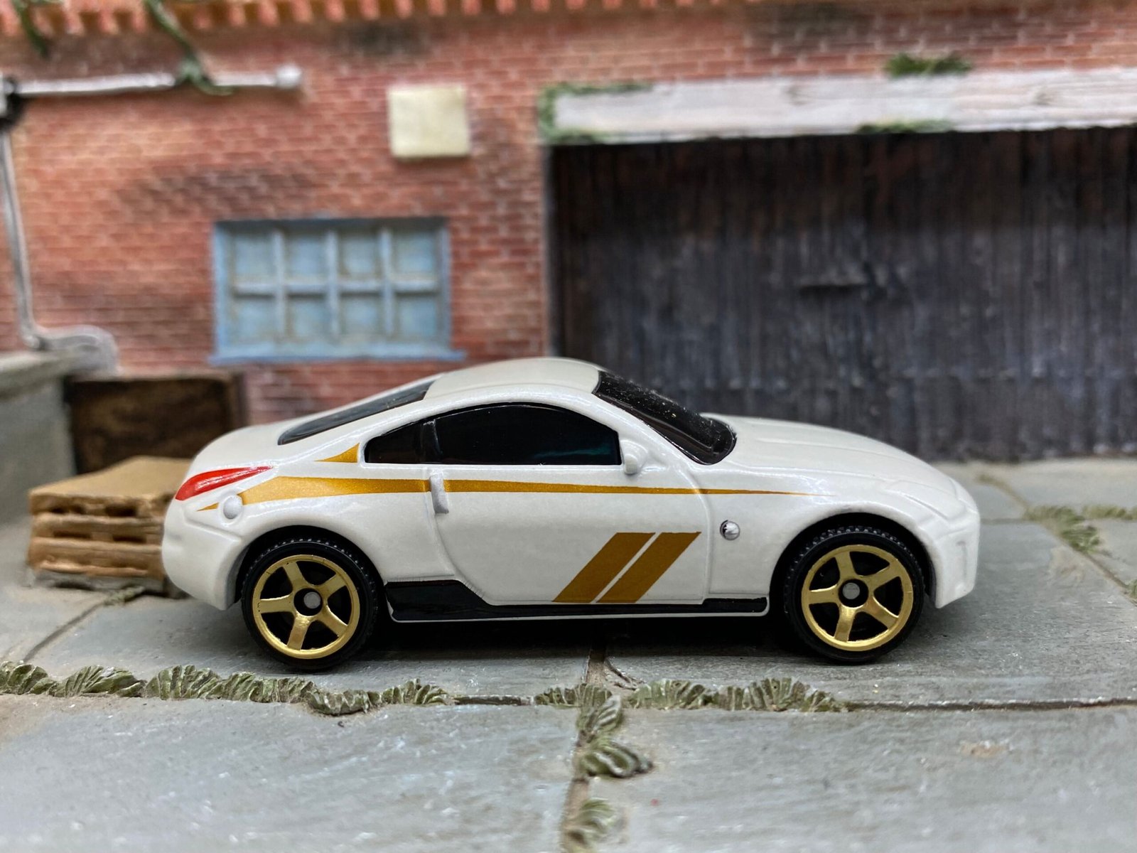Loose Matchbox - 2003 Nissan 350Z - White and Gold