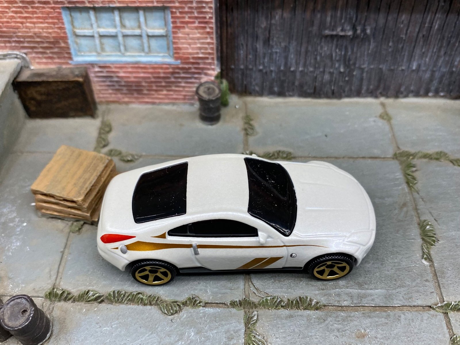 Loose Matchbox - 2003 Nissan 350Z - White and Gold - Image 2