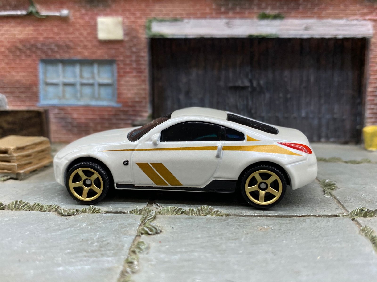 Loose Matchbox - 2003 Nissan 350Z - White and Gold - Image 3
