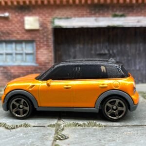 Matchbox 2011 Mini Copper Countryman - Orange