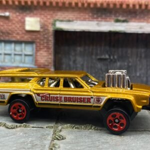 Loose Hot Wheel - Oldsmobile Vista Cruiser "Cruise Bruiser" - Gold and White 22